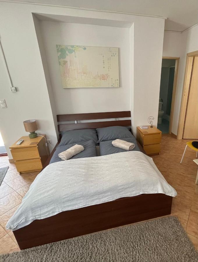 Wash House Apartman Gyor Bagian luar foto